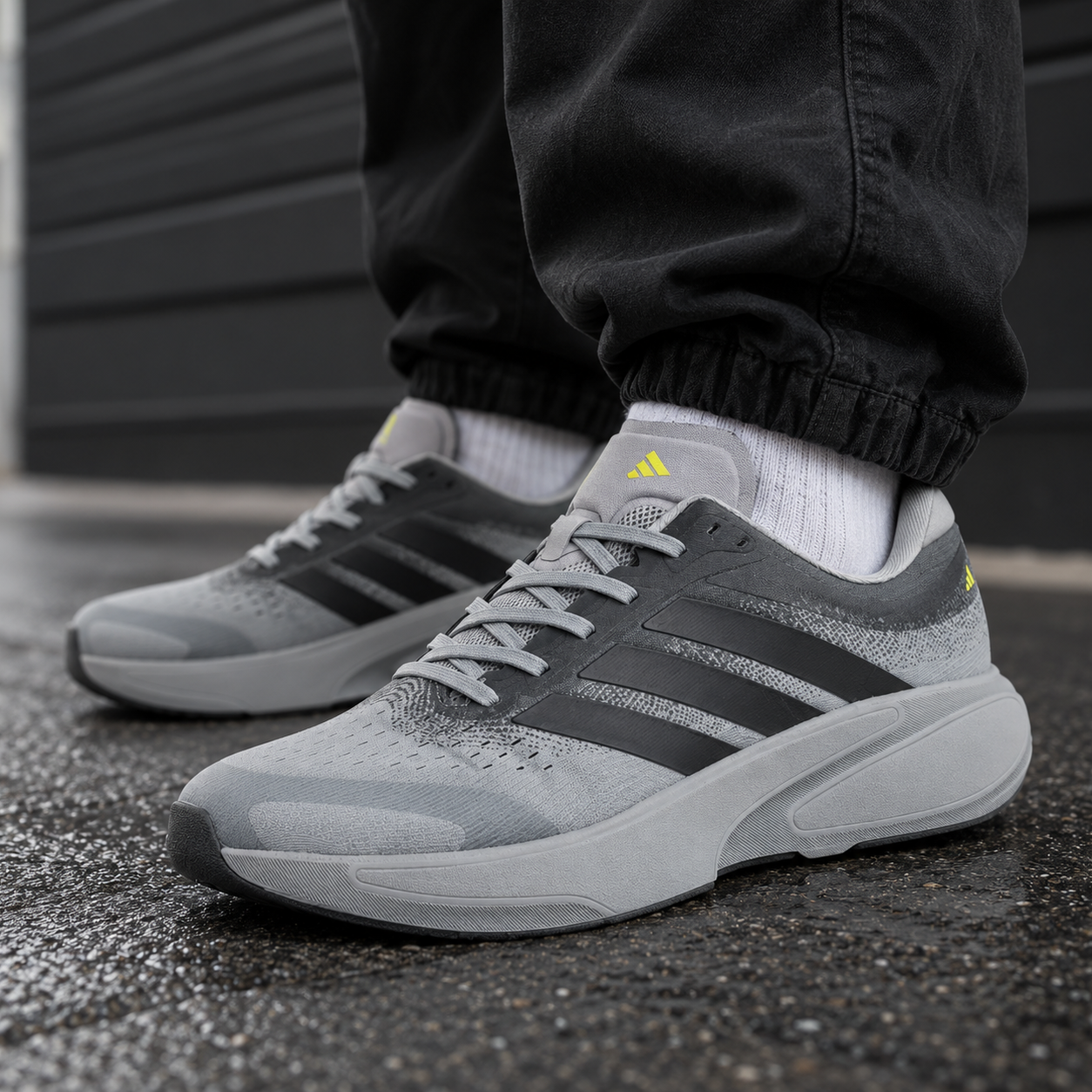 Adidas — крупный план на ноге